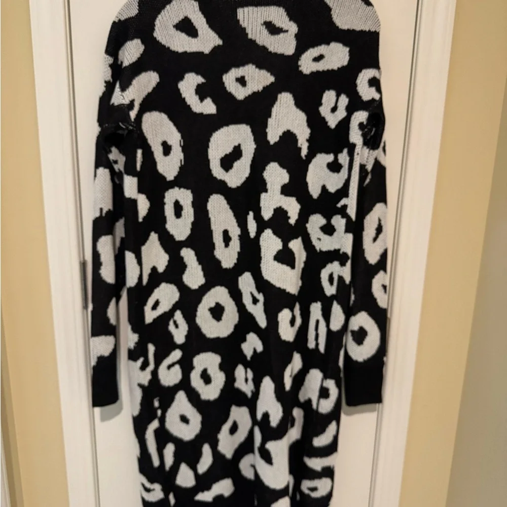 Chic Black and White Patterned Cardigan - Picture 2 of 4